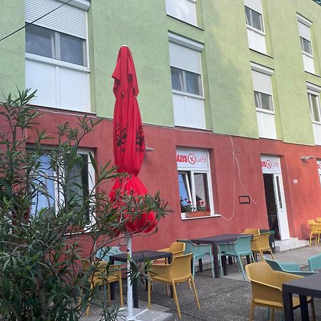 Tifani Szallo Hotell Balatonlelle Exteriör bild