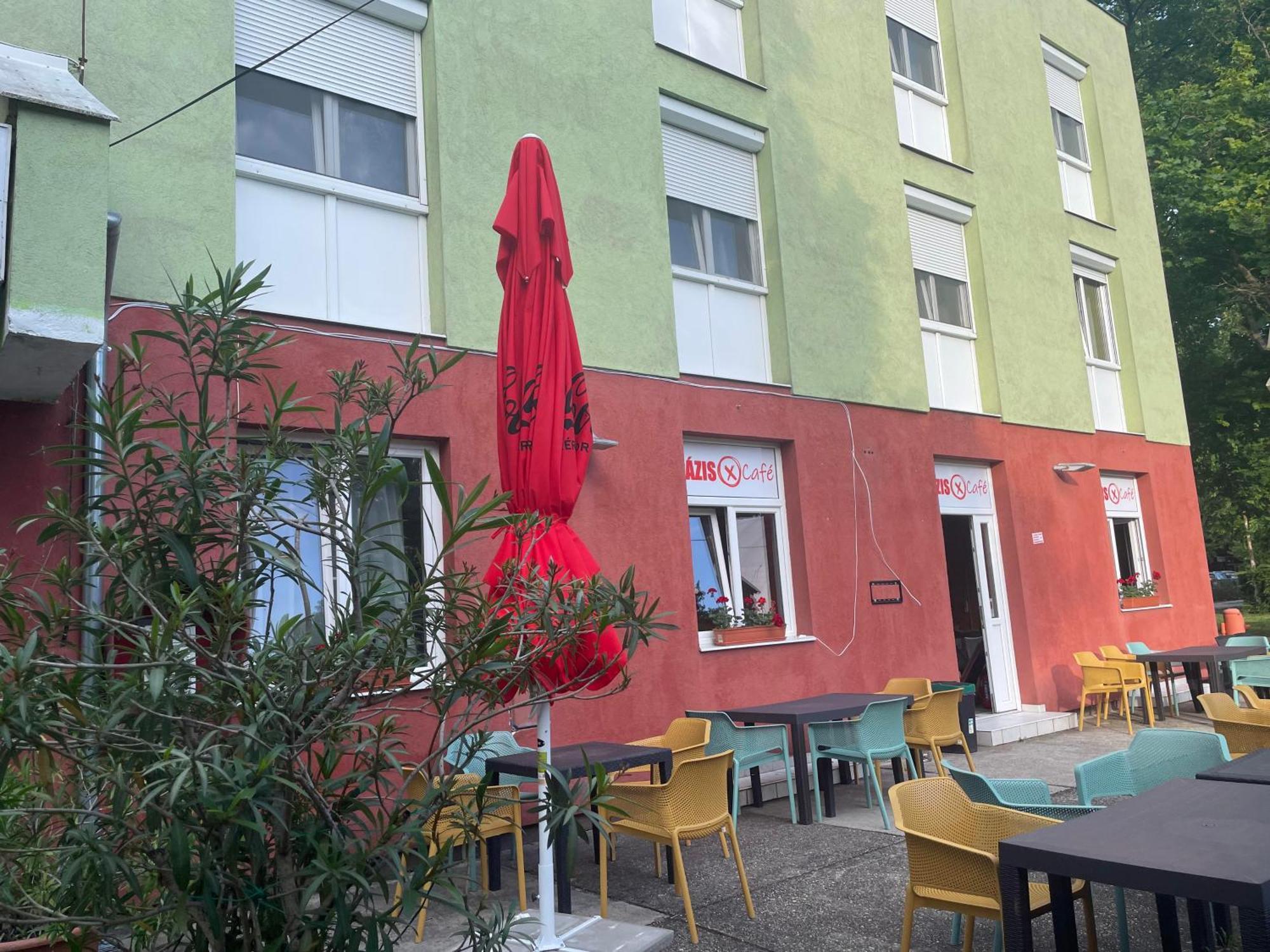 Tifani Szallo Hotell Balatonlelle Exteriör bild