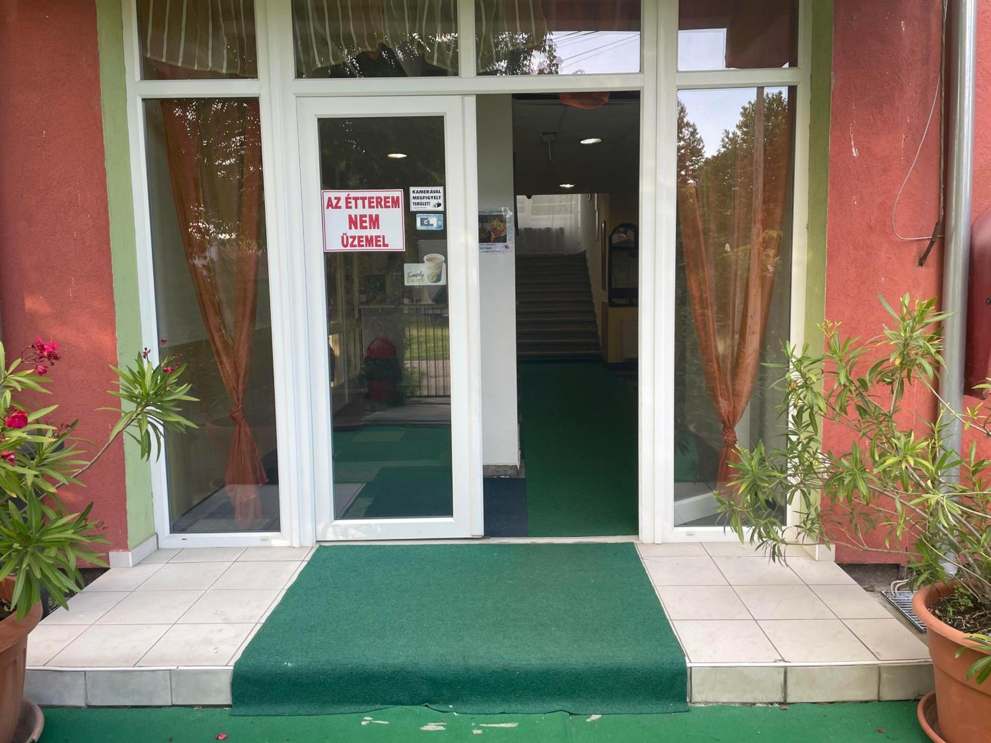 Tifani Szallo Hotell Balatonlelle Exteriör bild