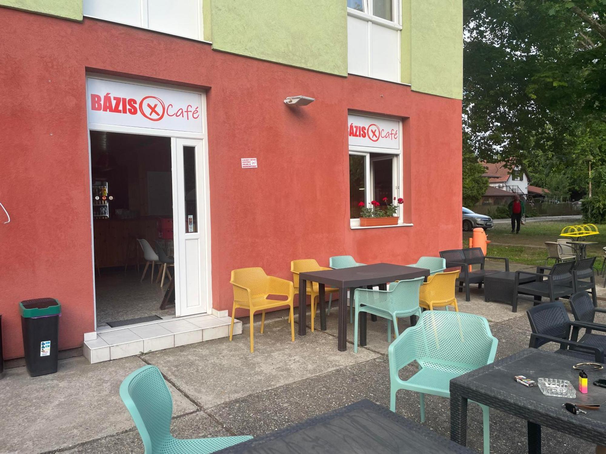 Tifani Szallo Hotell Balatonlelle Exteriör bild