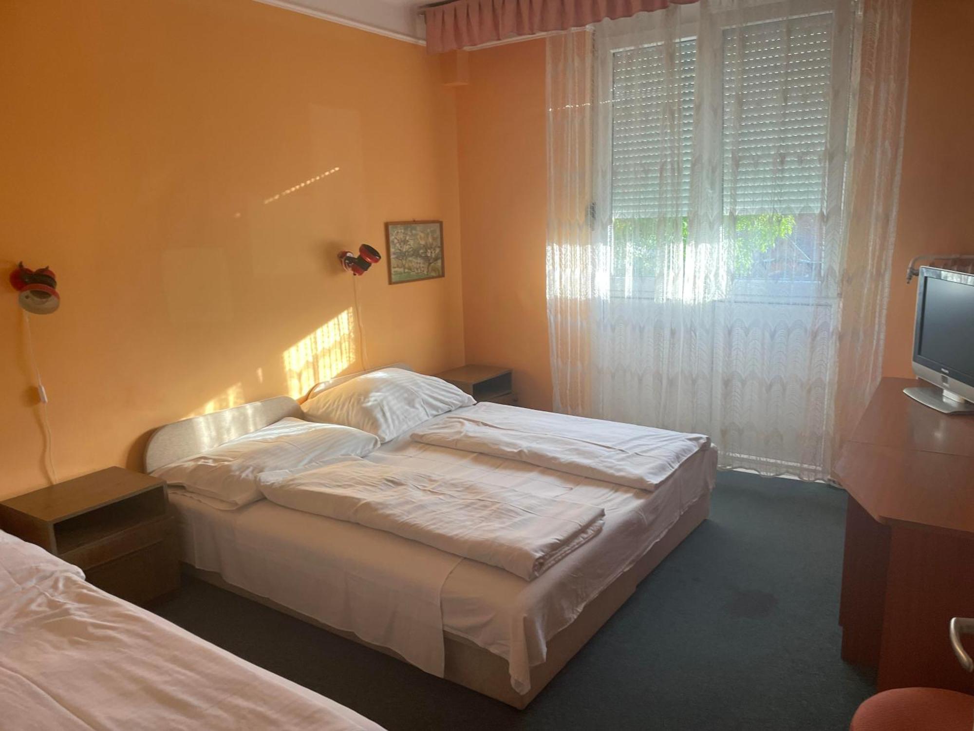 Tifani Szallo Hotell Balatonlelle Exteriör bild