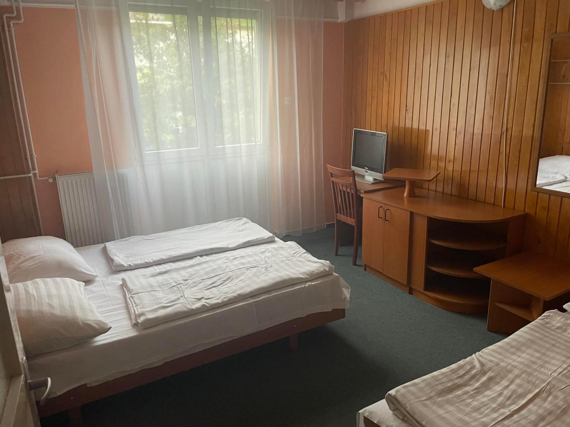 Tifani Szallo Hotell Balatonlelle Exteriör bild