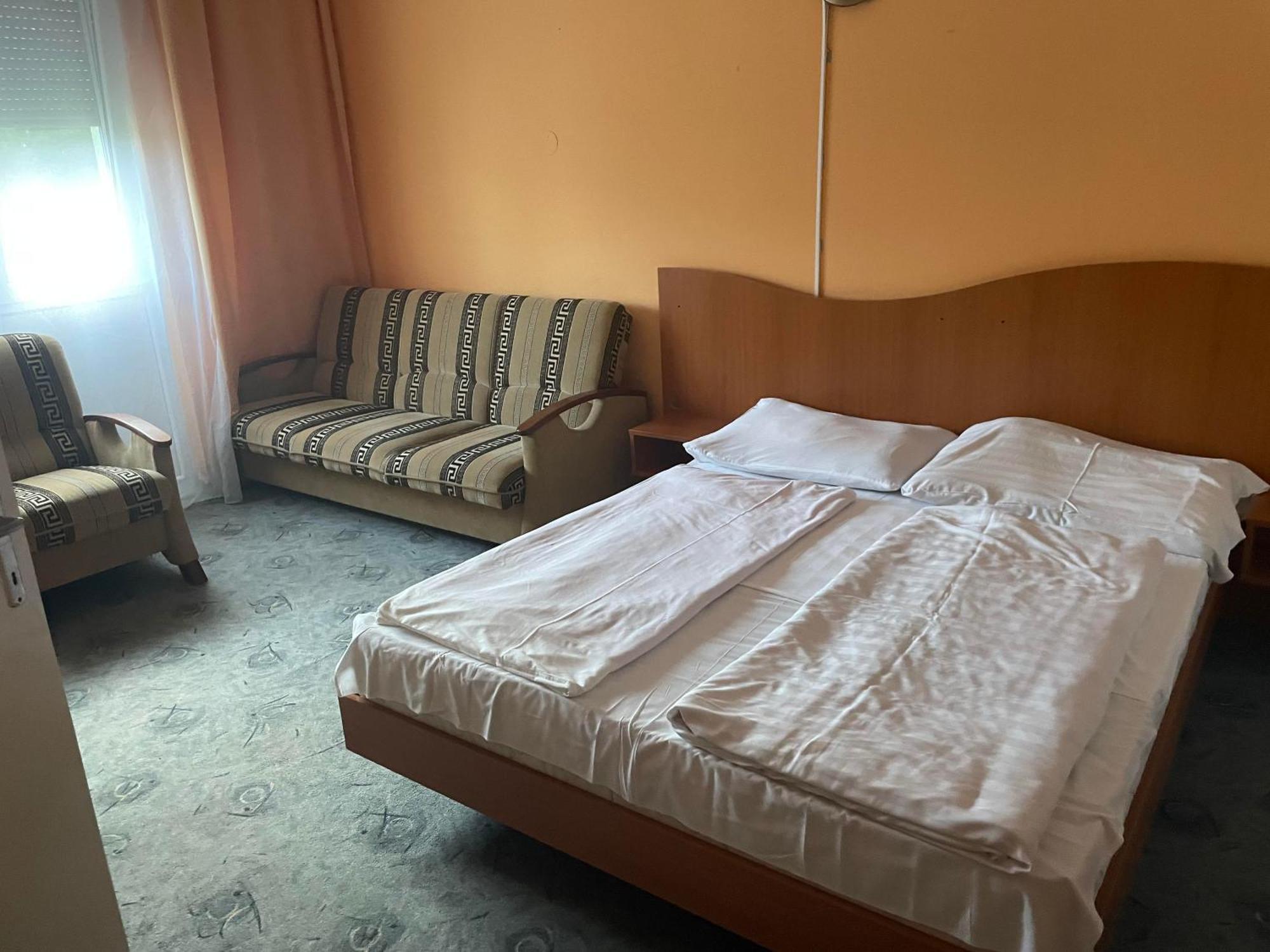 Tifani Szallo Hotell Balatonlelle Exteriör bild