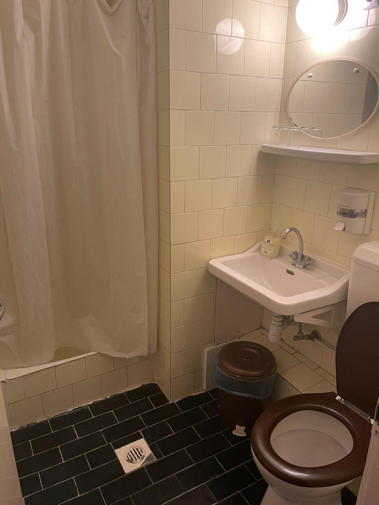 Tifani Szallo Hotell Balatonlelle Exteriör bild