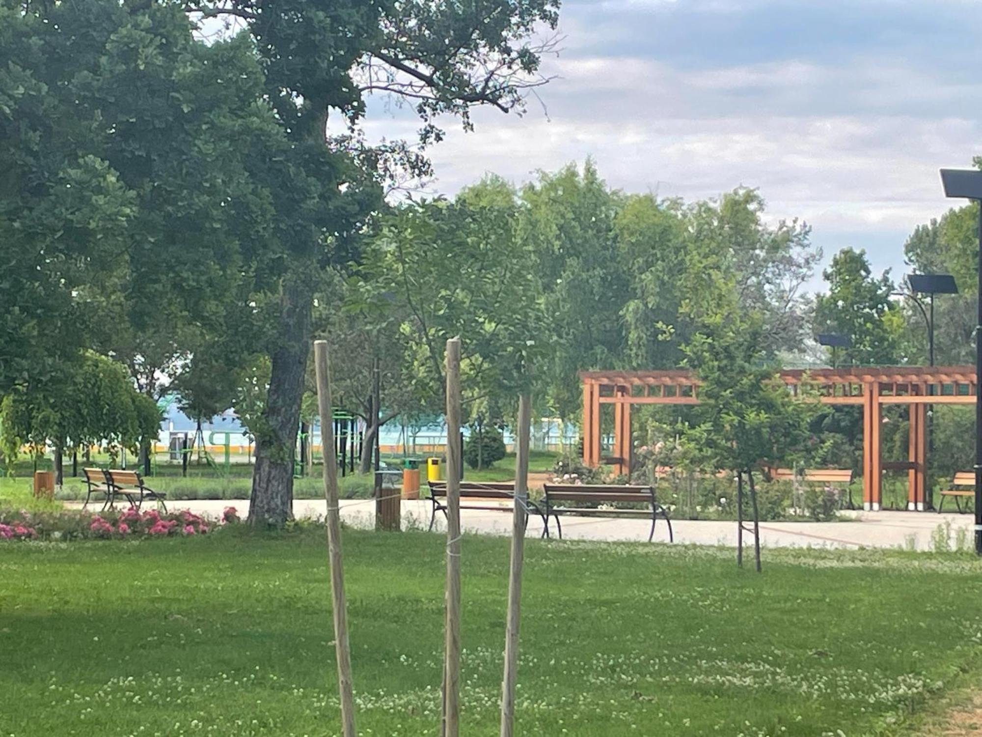 Tifani Szallo Hotell Balatonlelle Exteriör bild
