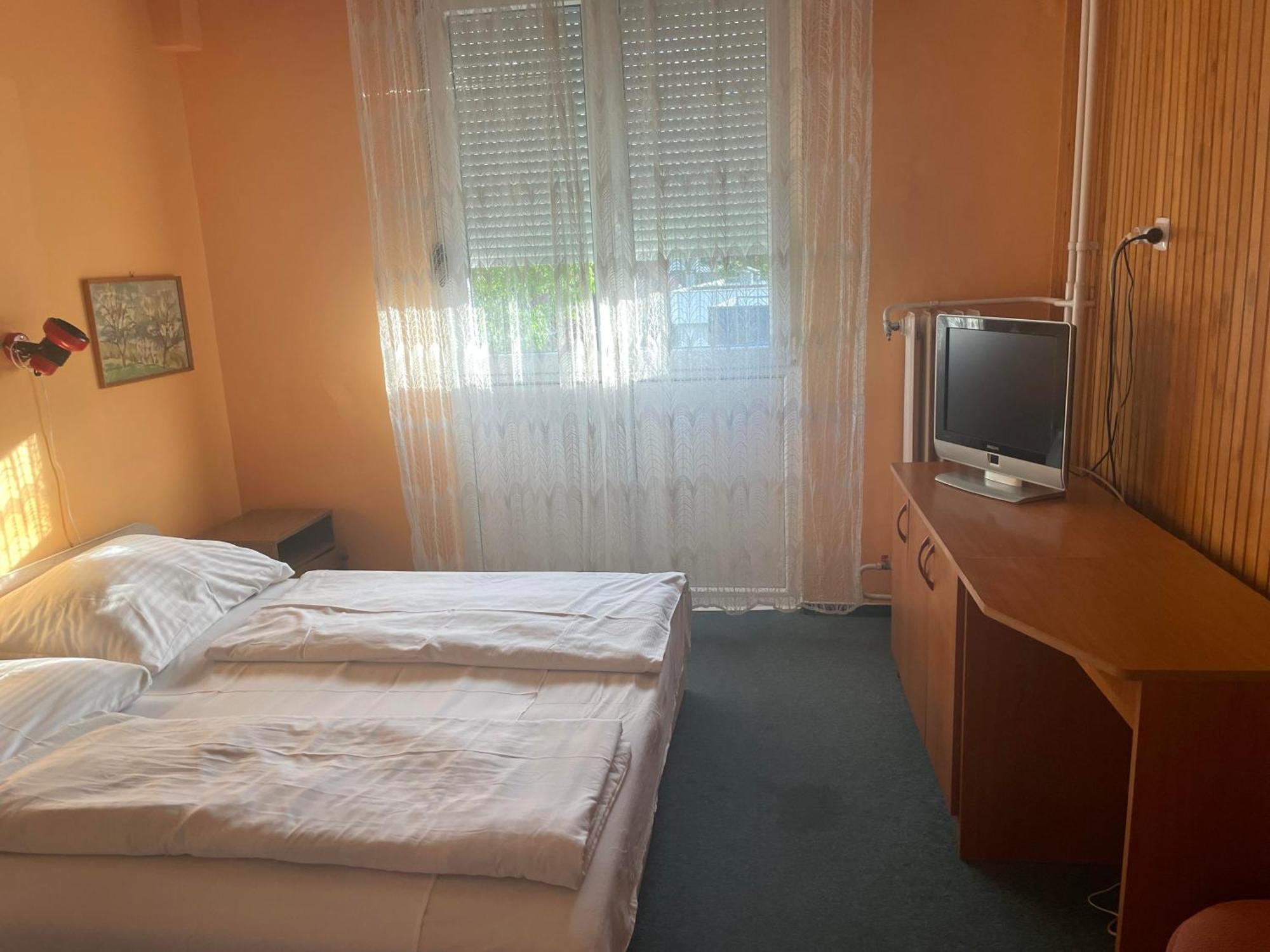 Tifani Szallo Hotell Balatonlelle Exteriör bild