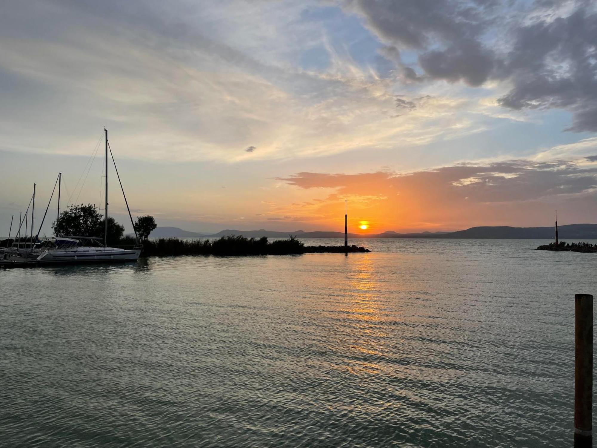 Tifani Szallo Hotell Balatonlelle Exteriör bild