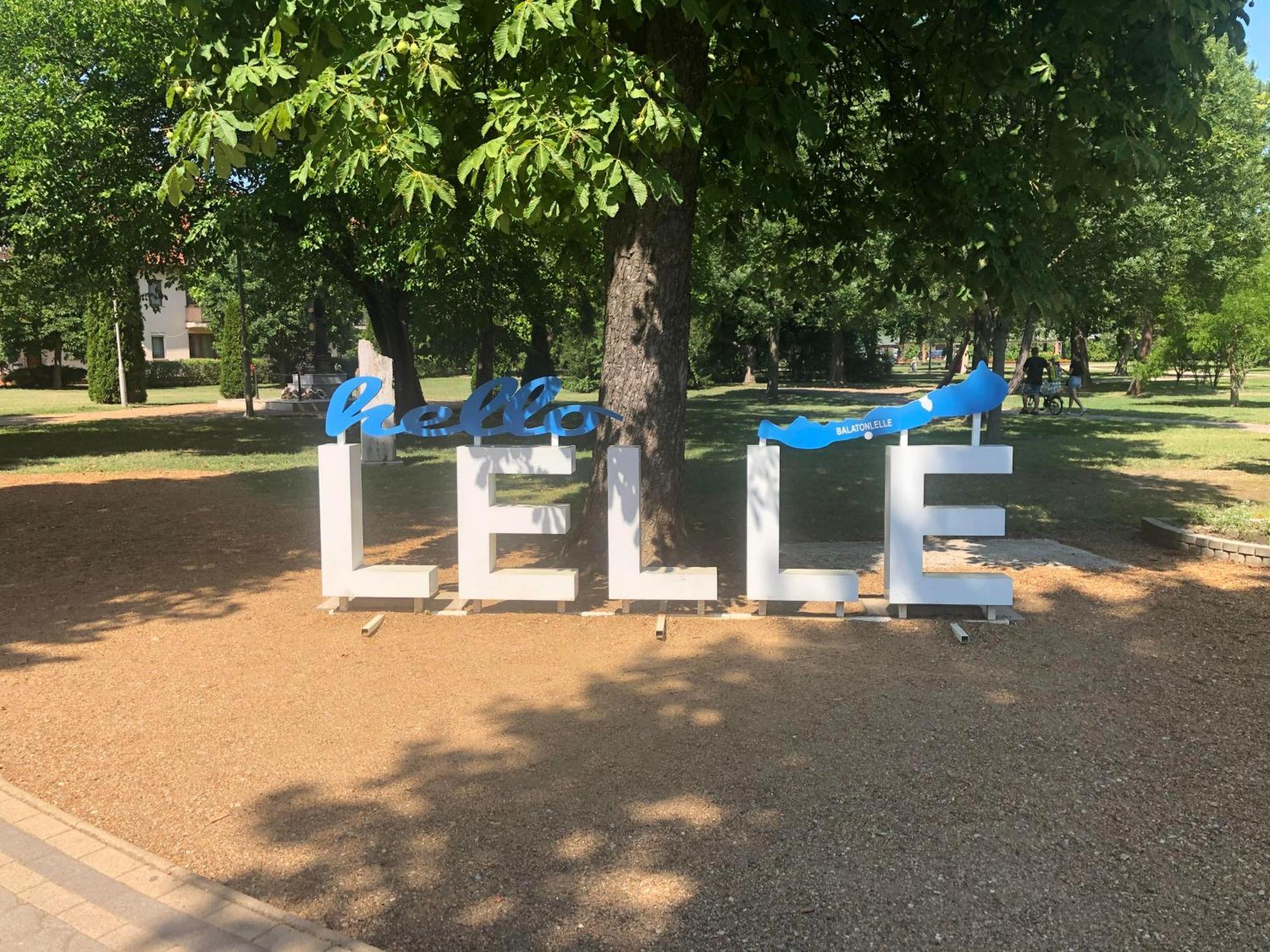 Tifani Szallo Hotell Balatonlelle Exteriör bild